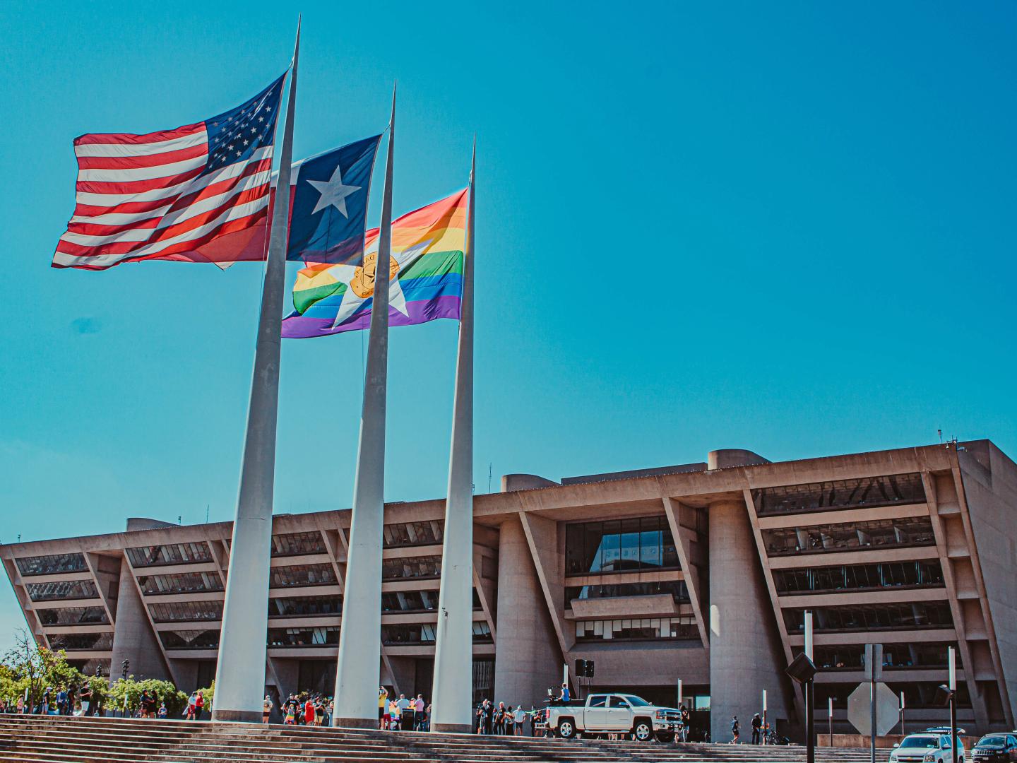 德克萨斯州达拉斯傲骄节期间，彩虹旗在空中飘扬