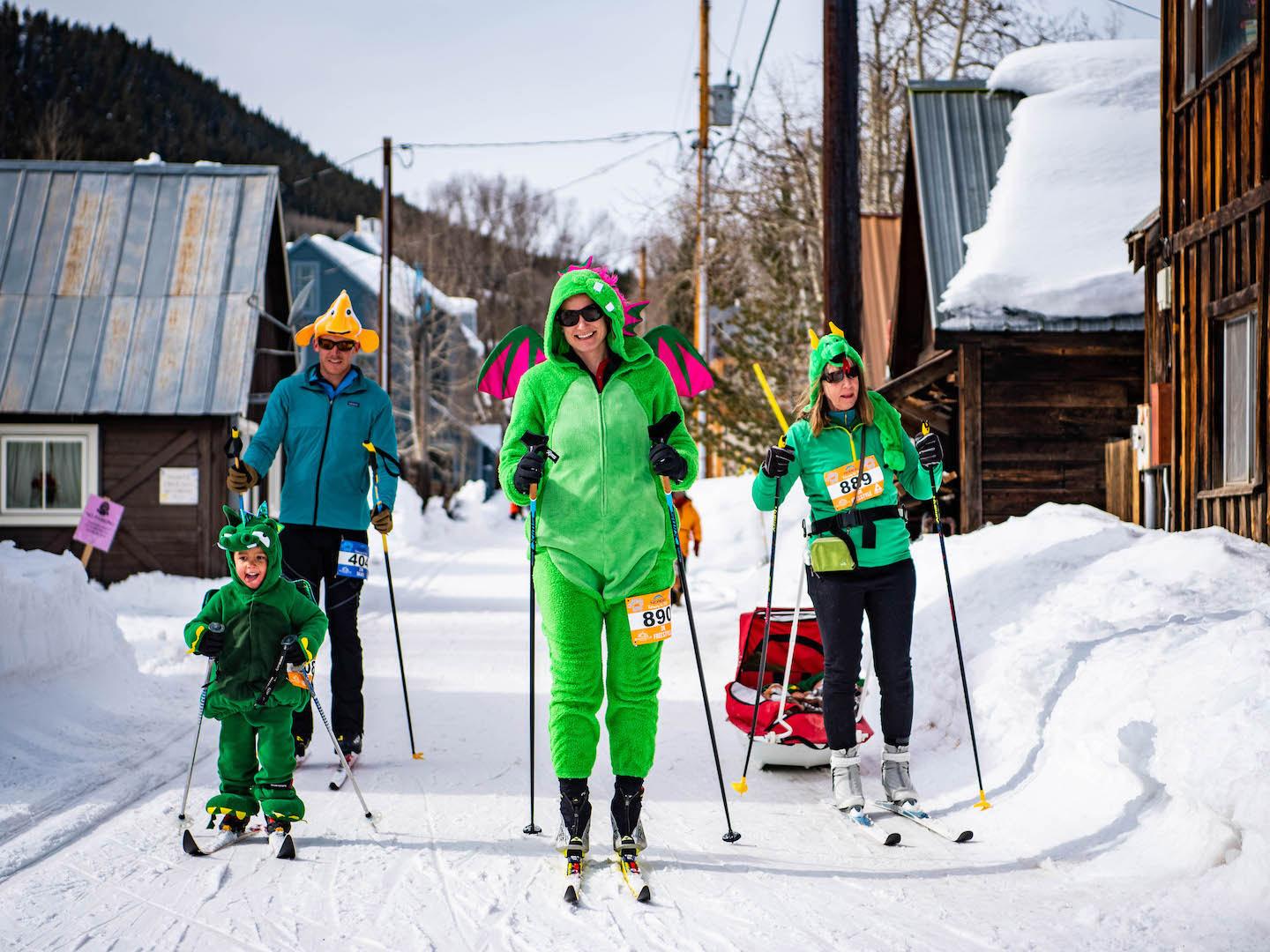 Los esquiadores participan en la maratón nórdica Alley Loop en Crested Butte, Colorado