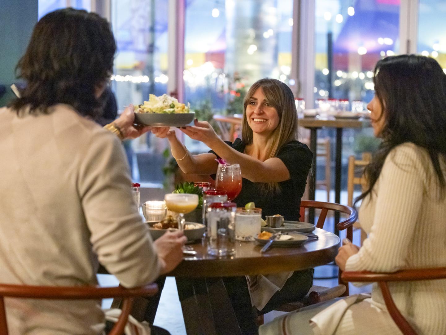 매사추세츠주 보스턴의 파라 마리아에서 음식을 맛보고 있는 손님들