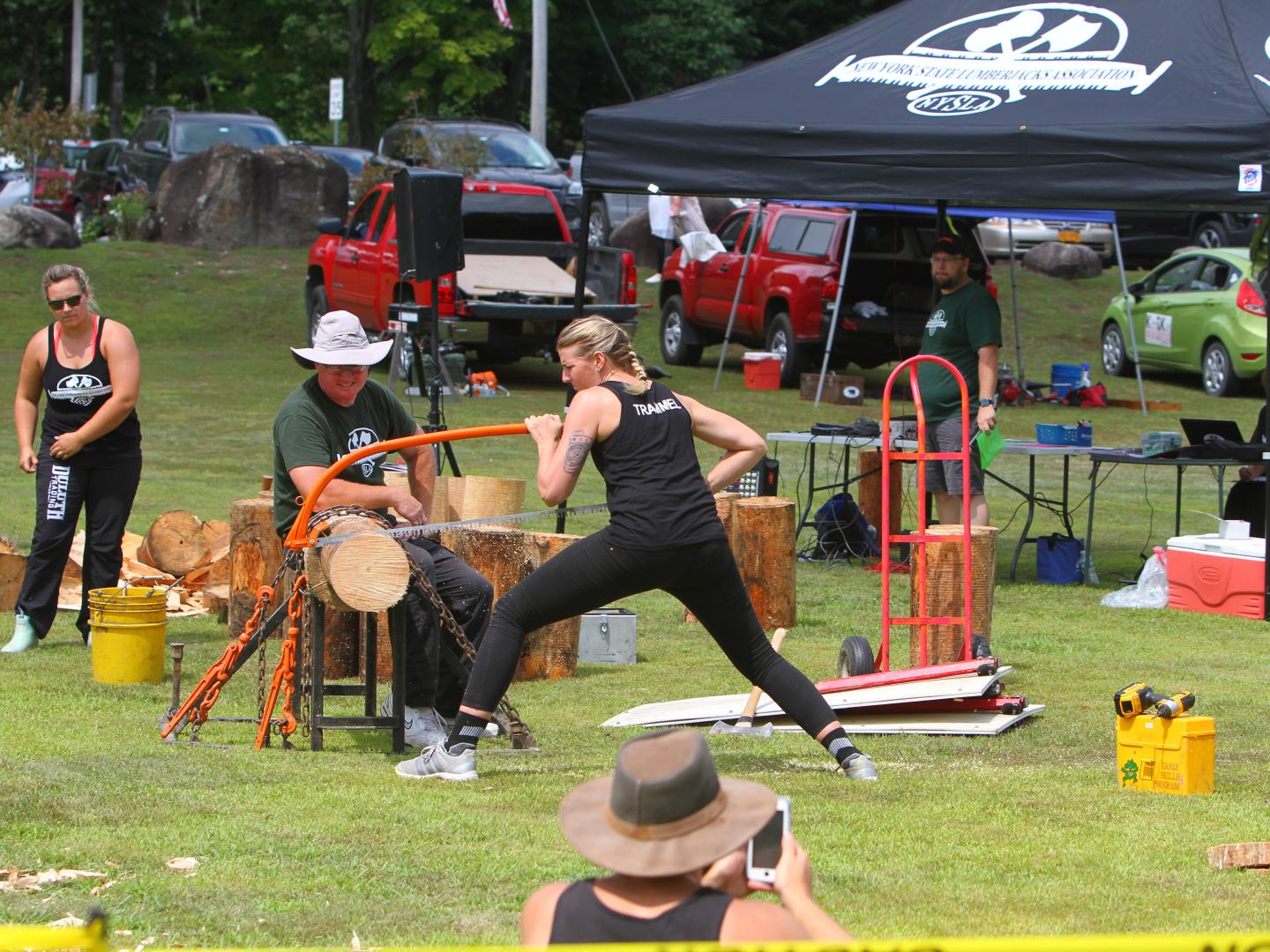 Atletas cortando troncos durante el Stony Creek Mountain Day Festival en Stony Creek, Nueva York.
