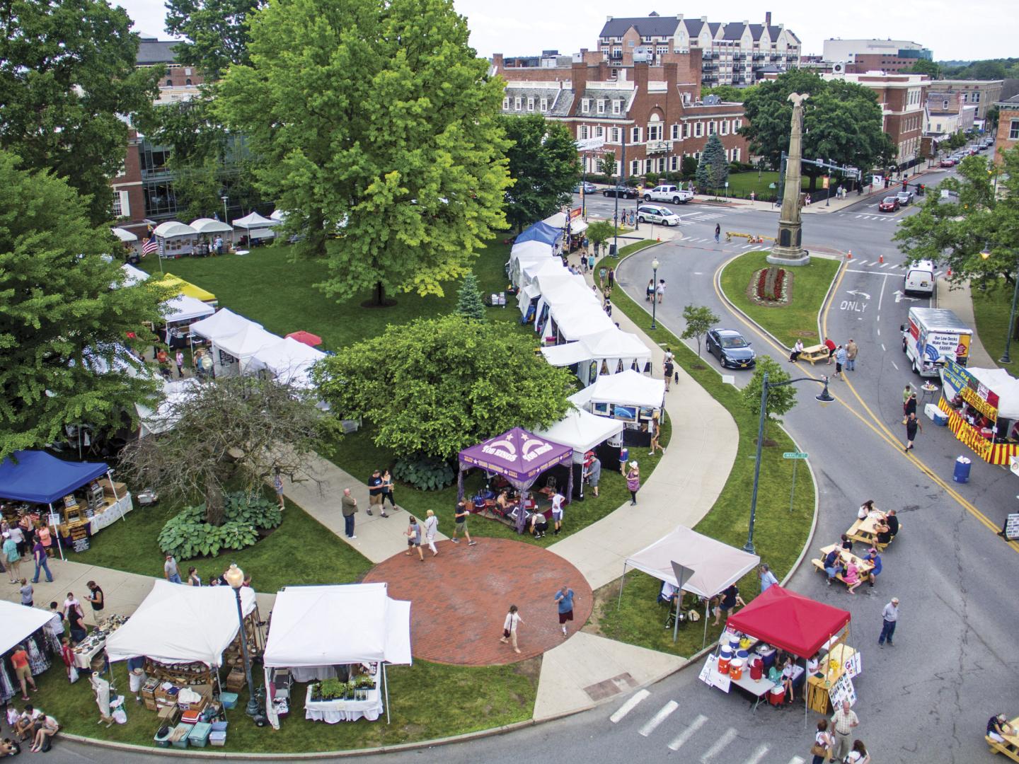 Vista aérea de vendedores callejeros en el LARAC June Arts Festival en Glens Falls, Nueva York