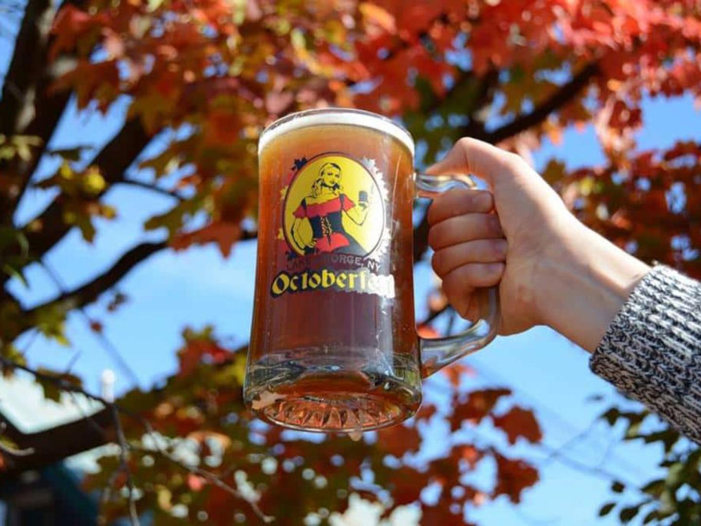 Jarra de cerveza en alto durante una celebración de Oktoberfest en Lake George, Nueva York