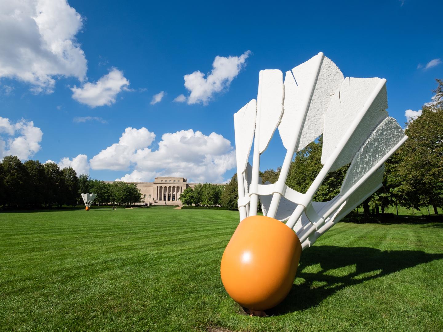 Shuttlecock-Skulptur beim The Nelson-Atkins Museum of Art