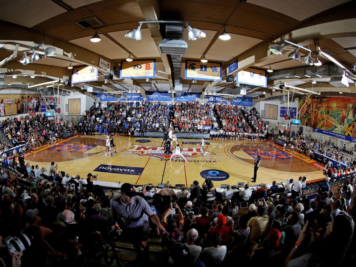 Vue sur le terrain de basketball lors du tournoi Maui Invitational à Hawaï