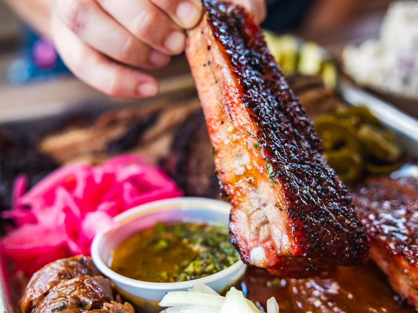 Costillas ahumadas de Stiles Switch BBQ en Cedar Park, Texas
