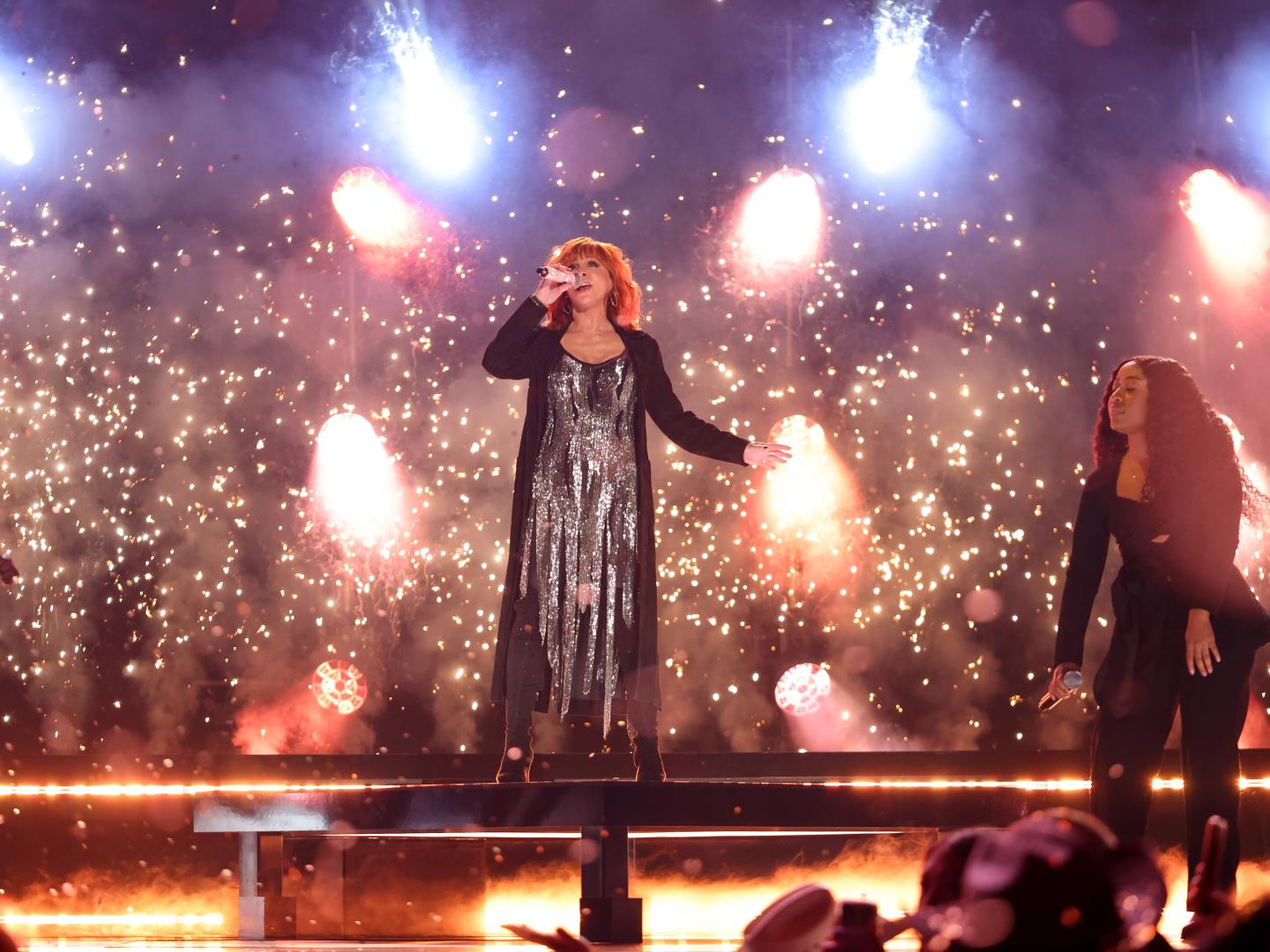 La cantante Reba McEntire se presenta en los Academy of Country Music Awards en Frisco, Texas