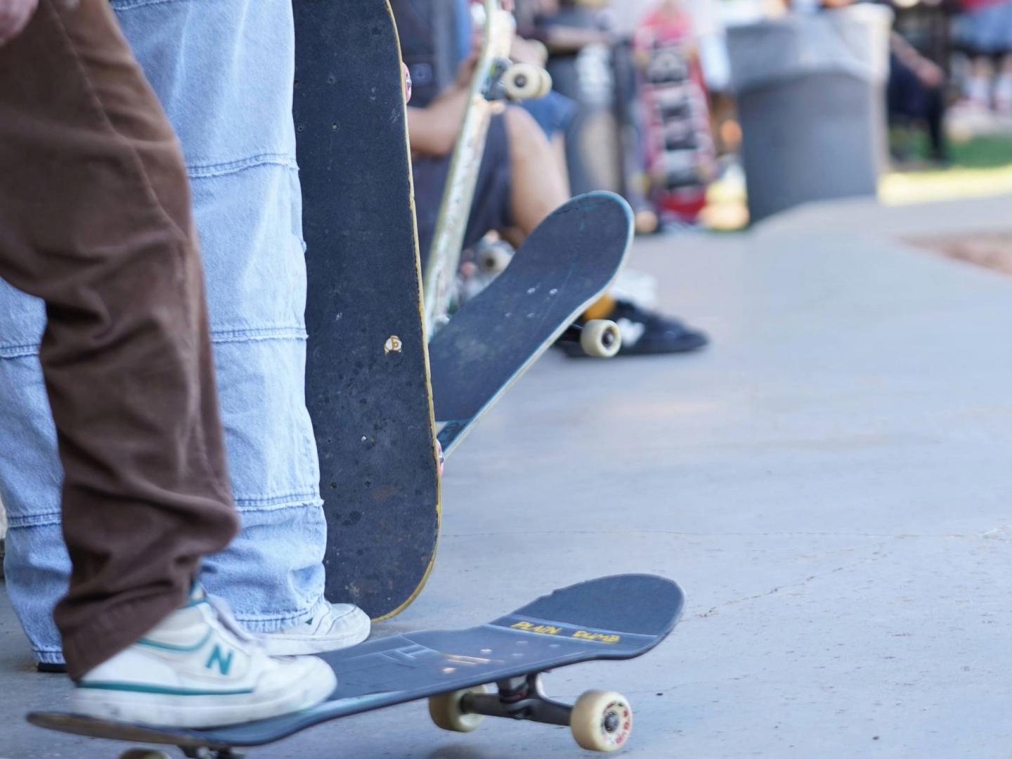 Patinadores que participan en el evento anual Skateboard Day en Cedar Park, Texas.