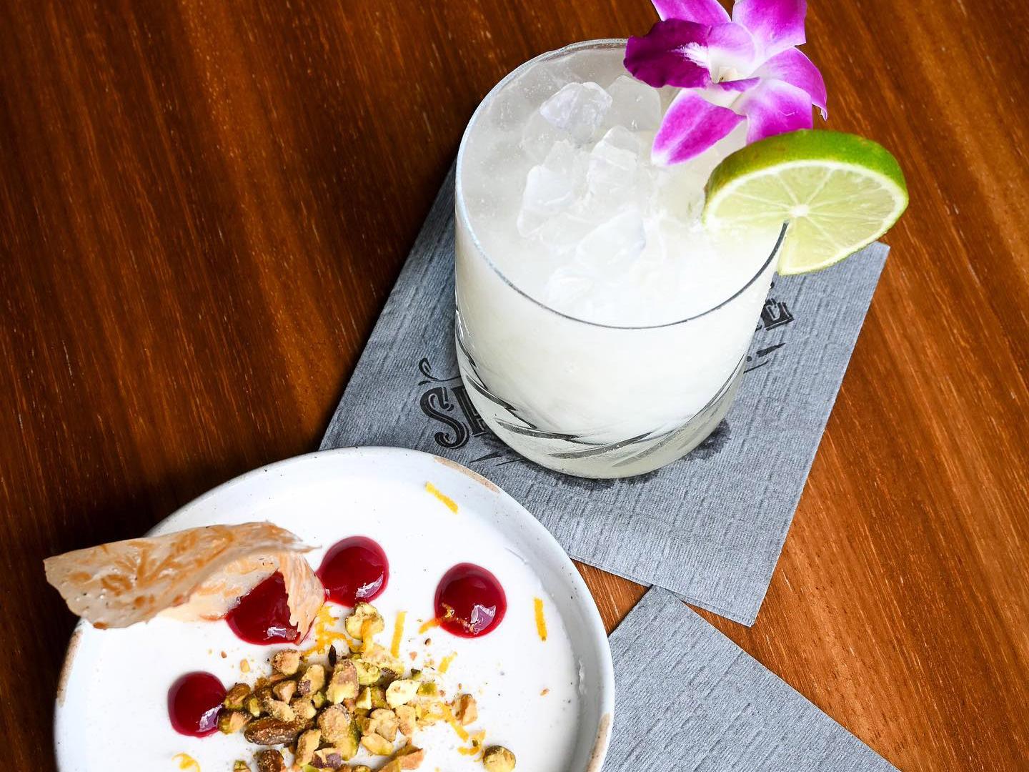 Un coctel y un aperitivo en Spare Birdie en Cedar Park, Texas