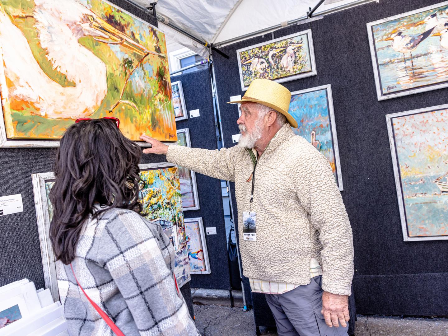 Admirando as artes do Three Rivers Art Festival em Covington, Louisiana