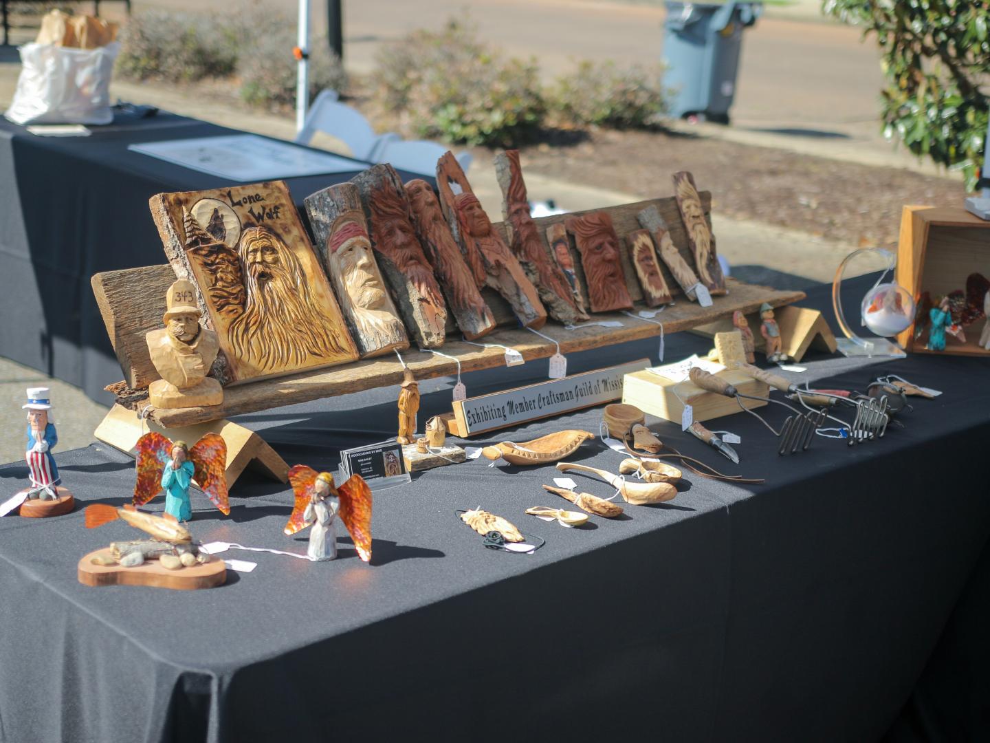 Artesanía en exhibición durante Catfish in the Alley en Columbus, Mississippi