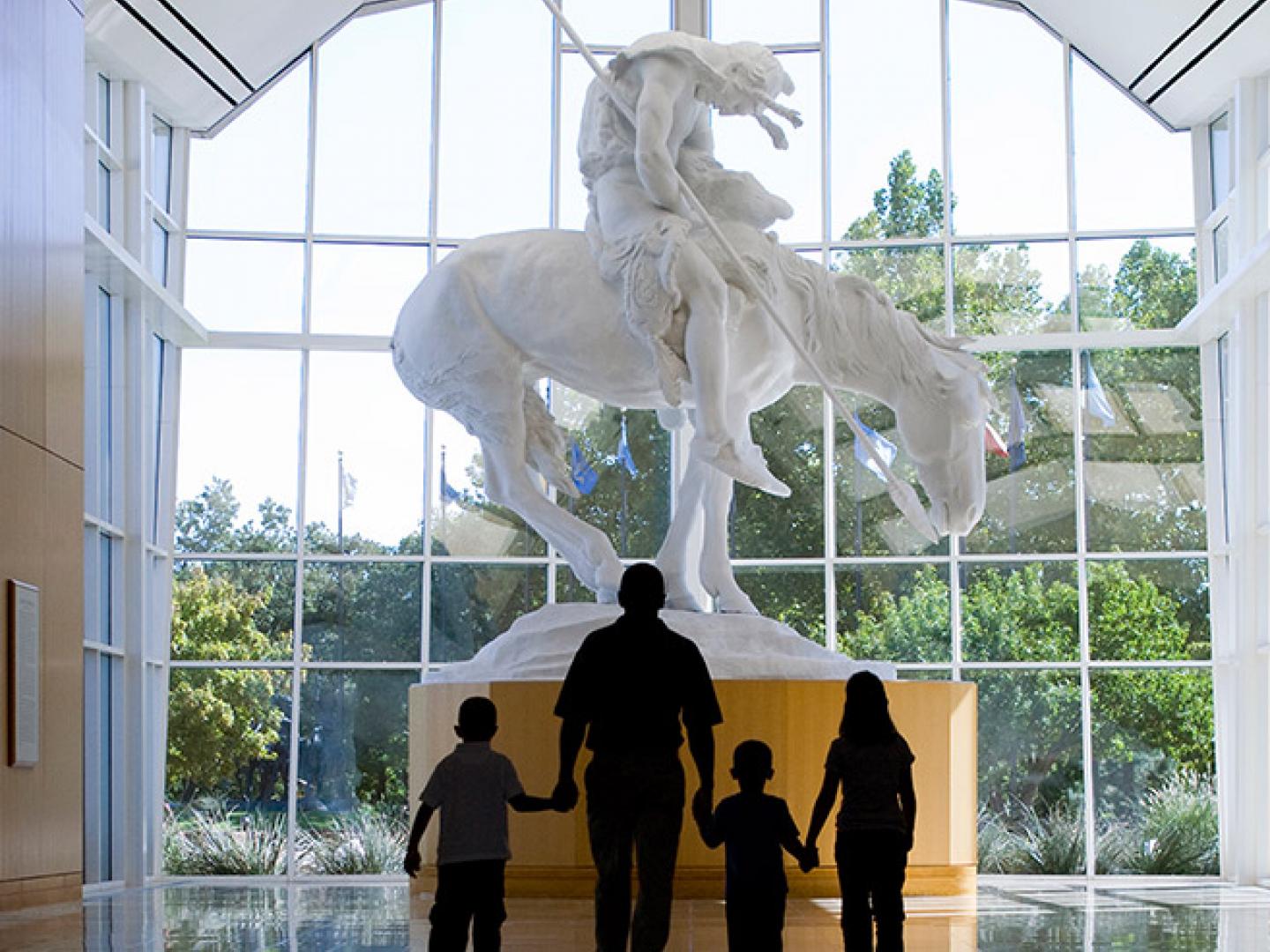 Une famille parcourt les expositions du National Cowboy & Western Heritage Museum