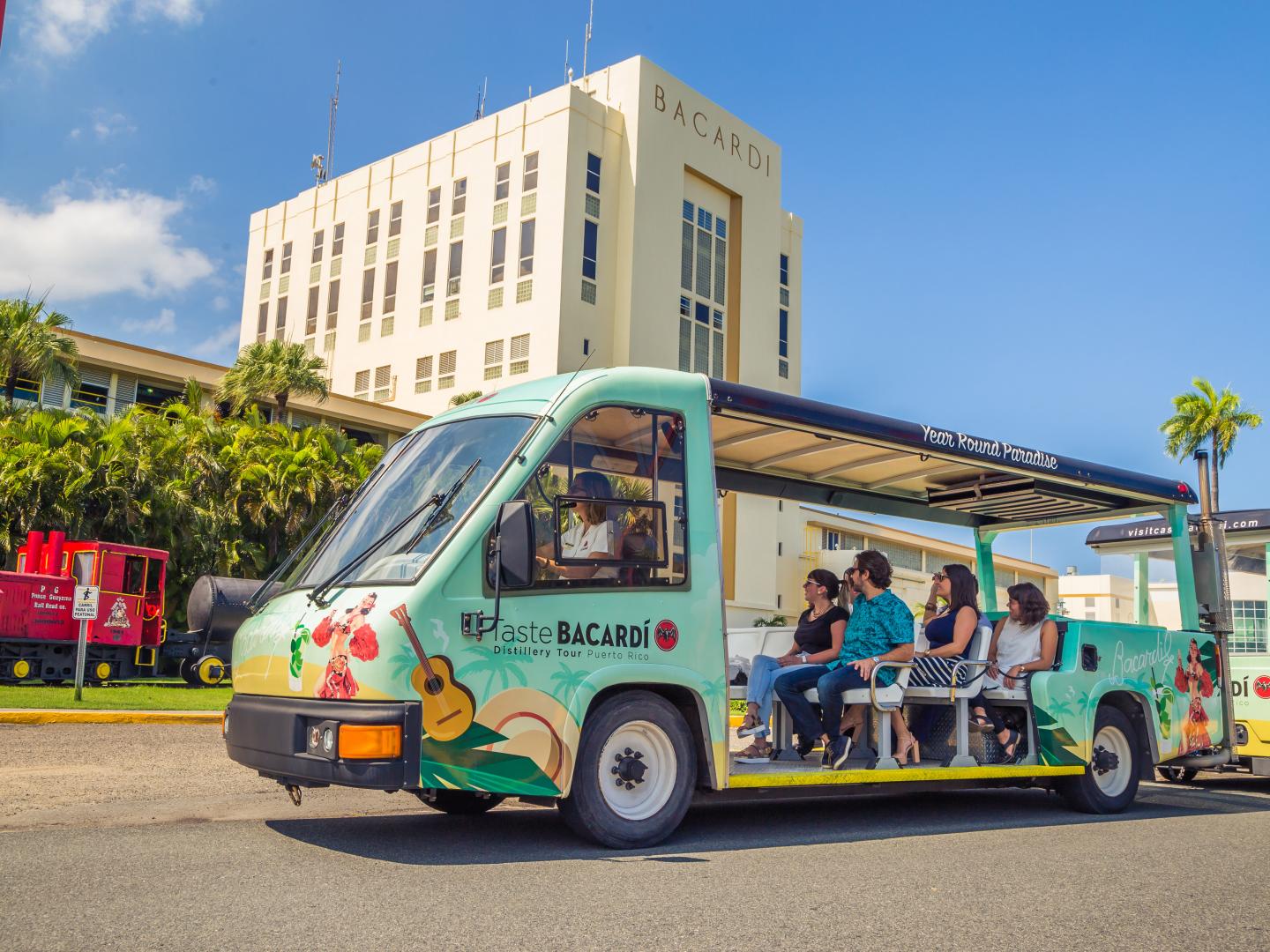 푸에르토리코의 카사 바카디 투어 중 트롤리 타기