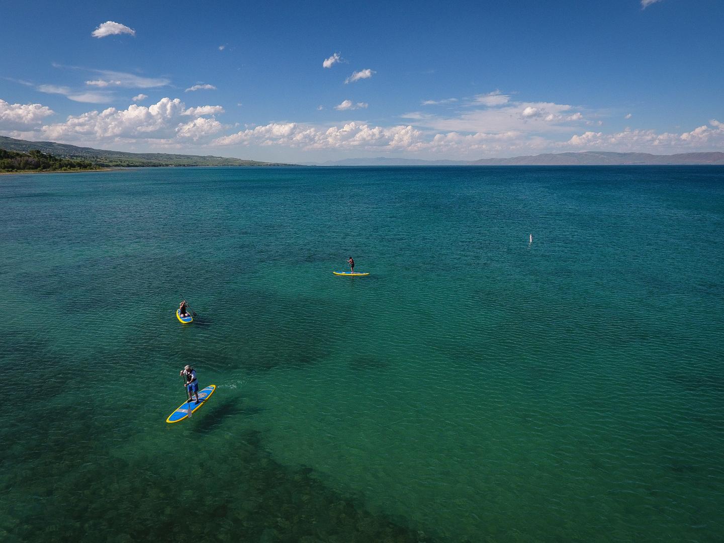 Stehpaddler im Bear Lake State Park in Utah