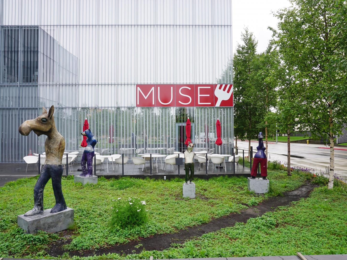 Esculturas do lado de fora do Anchorage Museum no Alasca