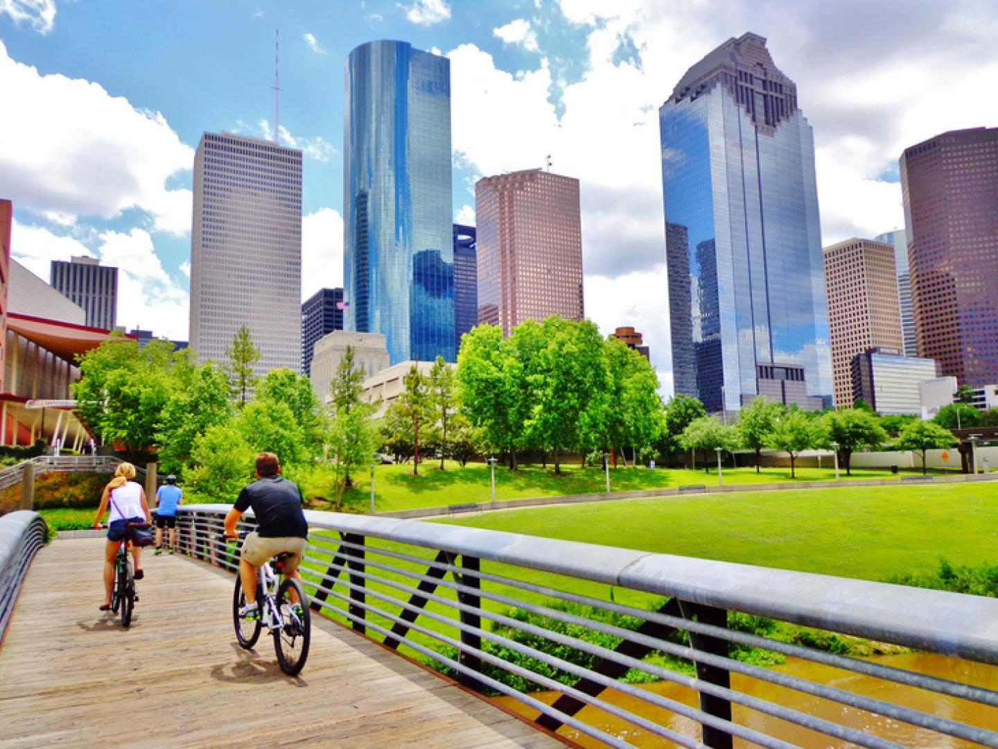 Ciclismo em um parque perto do centro de Houston, no Texas