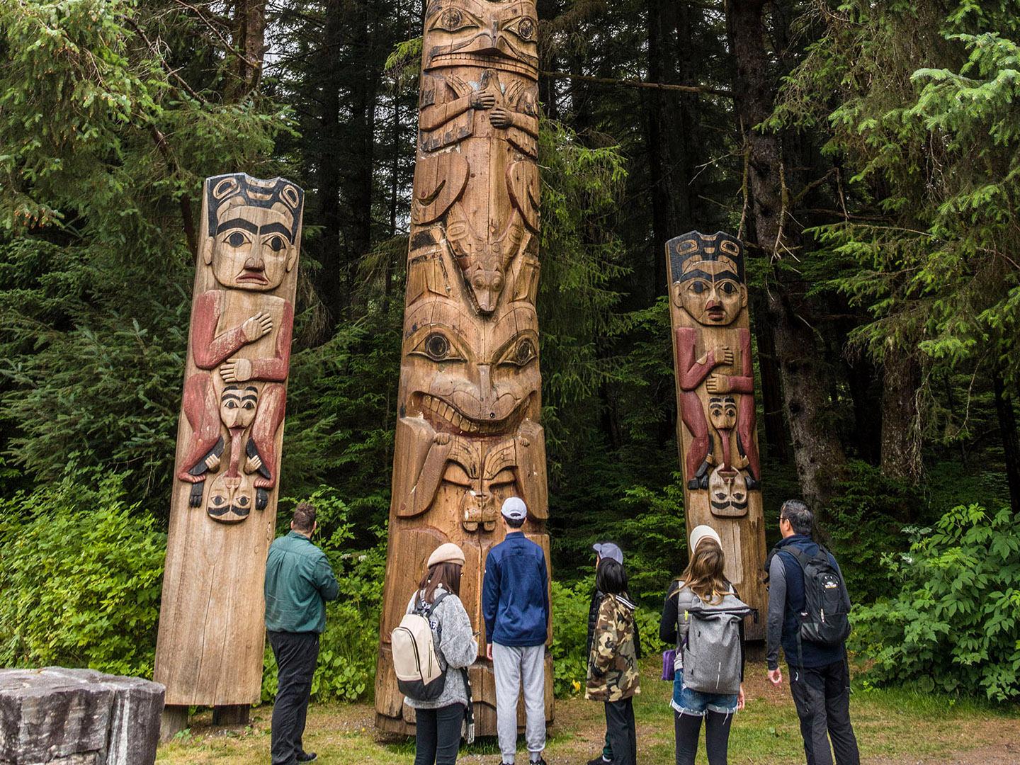 Apreciando totens no Sitka National Historical Park, Alasca