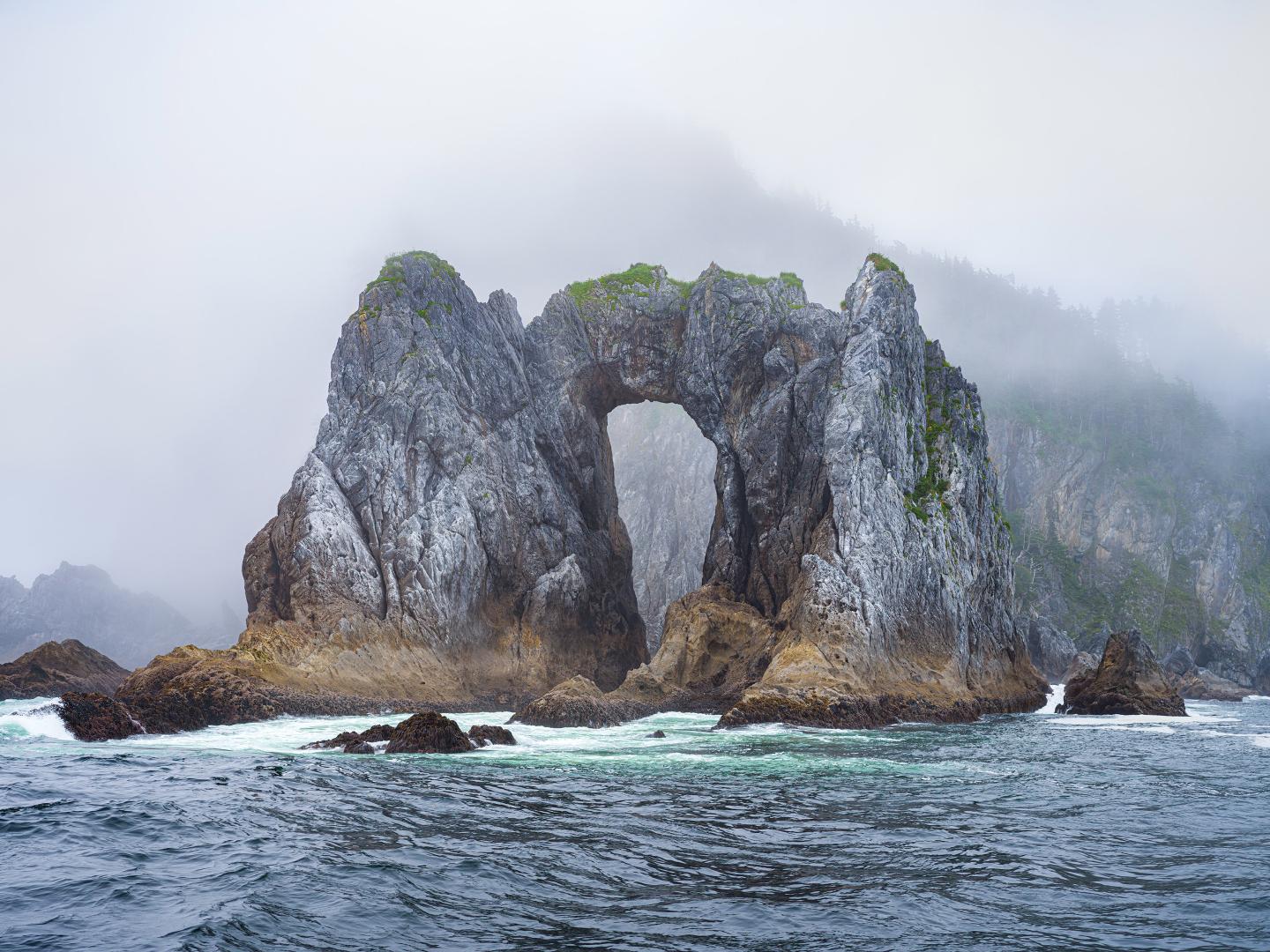 A névoa envolve as impressionantes formações rochosas do Kenai Fjords National Park, no Alasca
