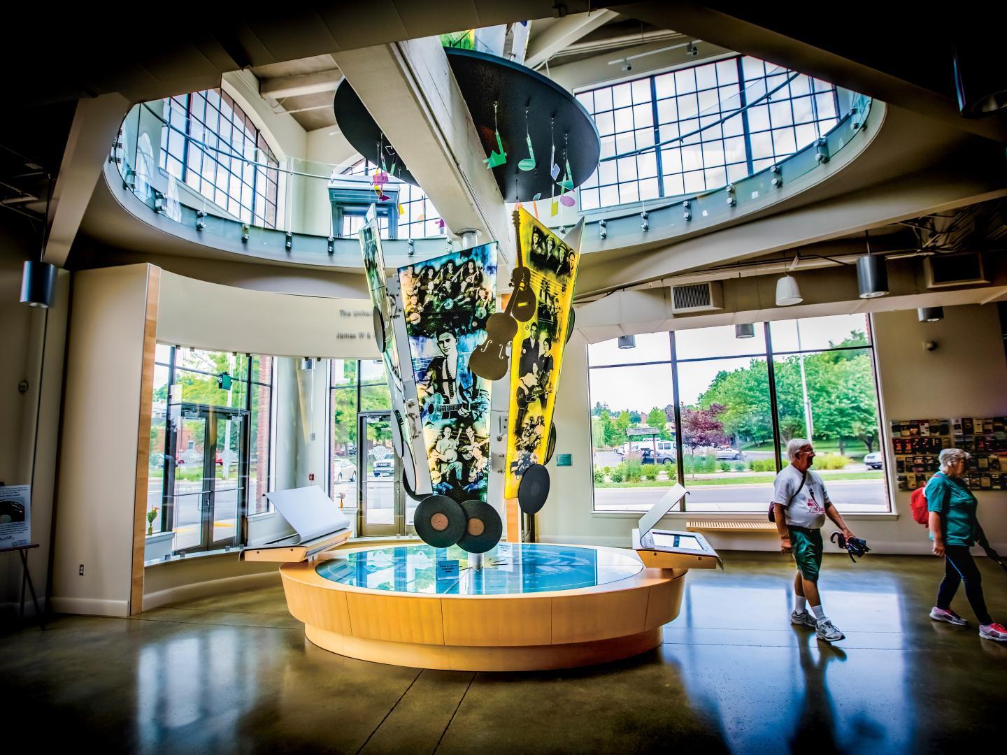 Exhibiciones coloridas en el Birthplace of Country Music Museum en Bristol, Tennessee