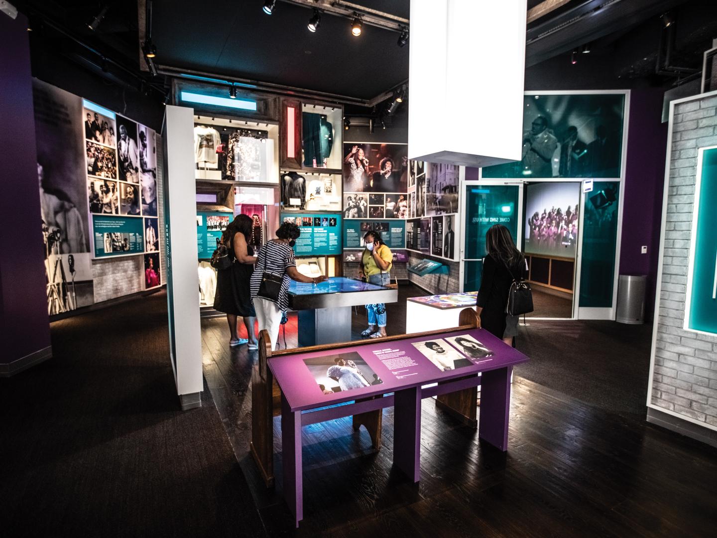Observando exposiciones interactivas en el National Museum of African American Music en Nashville, Tennessee