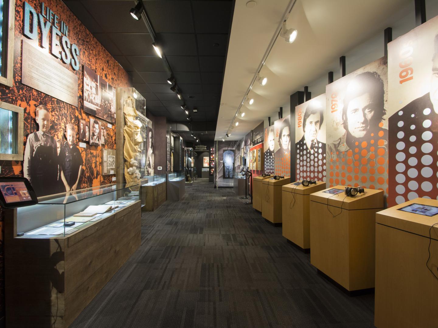 Exposición de Johnny Cash a lo largo de los años en el Johnny Cash Museum de Nashville, Tennessee