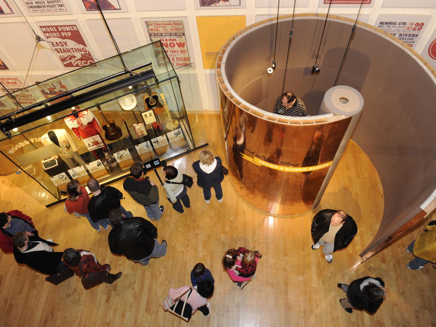 Admirando recuerdos de la música country en el Country Music Hall of Fame and Museum en Nashville, Tennessee.