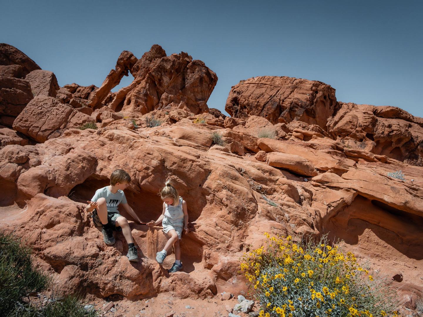 徒步穿越内华达州欧弗顿附近的火焰谷州立公园时歇脚停留