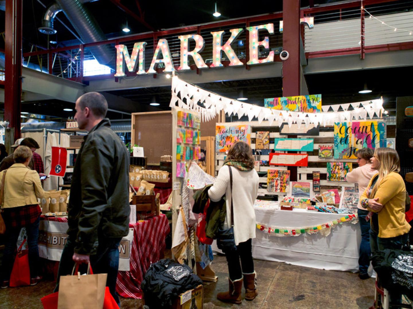 Pessoas comprando obras de arte e artesanato na Made South Holiday Market em Franklin, Tennessee
