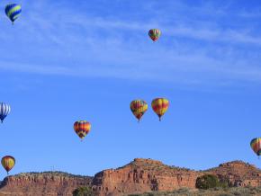 Heißluftballons über den roten Felsen der Vermilion Cliffs Heißluftballons über den roten Felsen der Vermilion Cliffs