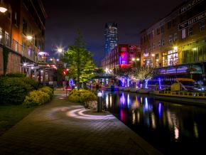 Quartier de Bricktown dans le centre-ville d'Oklahoma City, au bord du canal