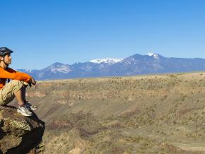 陶醉于一览无余的峡谷和山景中 陶醉于一览无余的峡谷和山景中