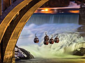 在雄壮的斯波坎瀑布上空穿行的空中缆车