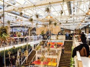 El patio de comidas de Anaheim Packing District, reformado a partir de una antigua planta de embalaje de cítricos El patio de comidas de Anaheim Packing District, reformado a partir de una antigua planta de embalaje de cítricos