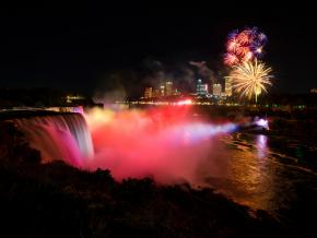 Un hermoso espectáculo sobre las cataratas Un hermoso espectáculo sobre las cataratas