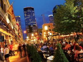 El distrito de compras y gastronomía Nicollet Mall se extiende por 12 cuadras en el centro de la ciudad El distrito de compras y gastronomía Nicollet Mall se extiende por 12 cuadras en el centro de la ciudad