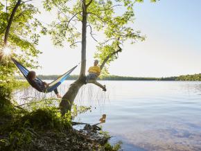 Relaxen mit Blick auf die Bucht im Newport State Park Relaxen mit Blick auf die Bucht im Newport State Park
