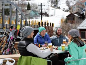 Relajándose en Town Lift Plaza luego de haber esquiado en la montaña