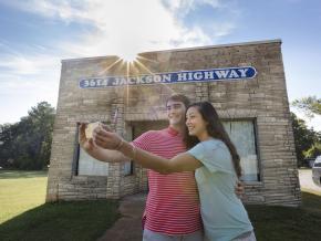 앨라배마주의 머슬 숄즈 사운드 스튜디오 외부에서 사진 찍기 앨라배마주의 머슬 숄즈 사운드 스튜디오 외부에서 사진 찍기