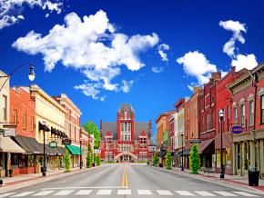 Hermoso día para explorar el centro de la ciudad, donde se encuentran más de 200 edificios listados en el Registro Nacional de Lugares Históricos Hermoso día para explorar el centro de la ciudad, donde se encuentran más de 200 edificios listados en el Registro Nacional de Lugares Históricos