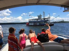 Saludando a los pasajeros a bordo del bote a pedales Chautauqua Belle en el Chautauqua Lake