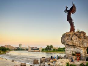 Vue sur les rivières de Big et Little Arkansas du pied de la statue « Keeper of the Plains » à Wichita Vue sur les rivières de Big et Little Arkansas du pied de la statue « Keeper of the Plains » à Wichita