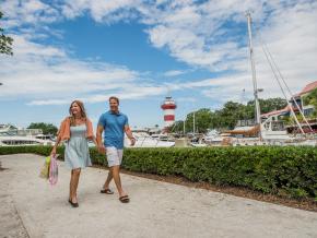 Paseando cerca de Harbour Town Lighthouse en Hilton Head Island, Carolina del Sur Paseando cerca de Harbour Town Lighthouse en Hilton Head Island, Carolina del Sur