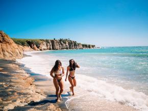 ビエケス島の黒砂のビーチをそぞろ歩く人 ビエケス島の黒砂のビーチをそぞろ歩く人