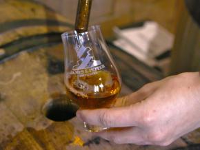 Dégustation de bourbon sur fût à la distillerie James E. Pepper, à Lexington, Kentucky Dégustation de bourbon sur fût à la distillerie James E. Pepper, à Lexington, Kentucky