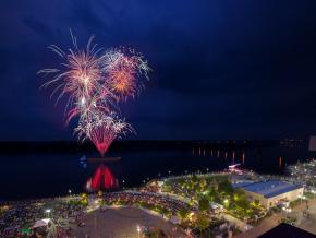 Espectáculo de fuegos artificiales sobre la ribera de la ciudad Espectáculo de fuegos artificiales sobre la ribera de la ciudad