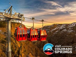 Gôndolas passando por Royal Gorge ao pôr do sol Gôndolas passando por Royal Gorge ao pôr do sol