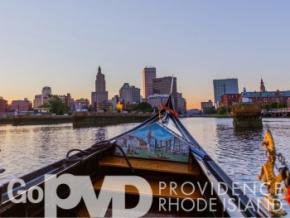 로드아일랜드주 프로비던스 사이를 미끄러지듯 지나가는 곤돌라 로드아일랜드주 프로비던스 사이를 미끄러지듯 지나가는 곤돌라