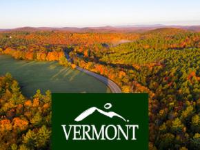 Intensas cores outonais de uma estrada sinuosa em Marlboro Intensas cores outonais de uma estrada sinuosa em Marlboro