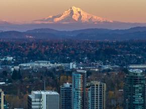 Mount Hood overlooks Portland, Oregon Mount Hood overlooks Portland, Oregon