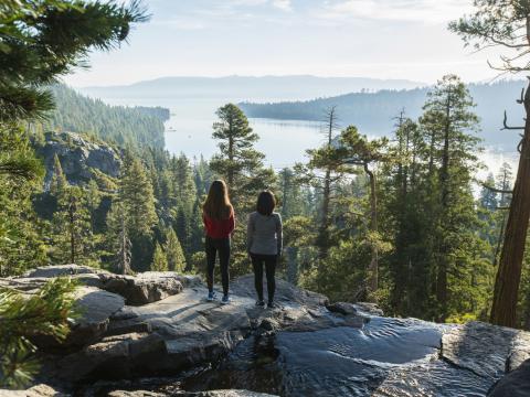 Frauen blicken vom Emerald Bay State Park in Kalifornien auf den Lake Tahoe