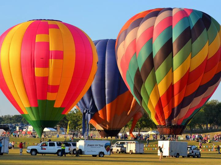 Balões coloridos prontos para serem lançados no Plano Balloon Festival (Festival de Balões de Plano)